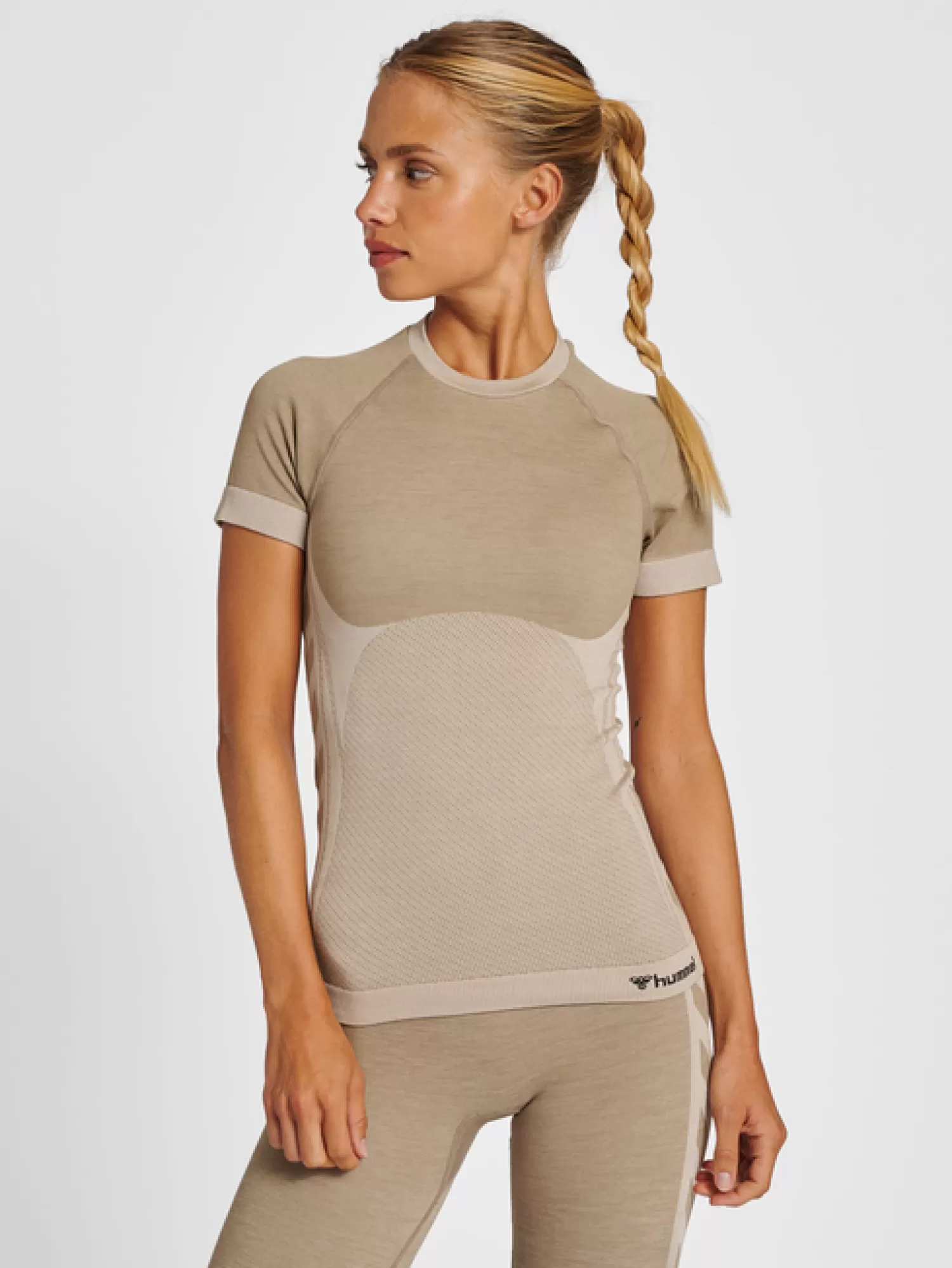 Hummel T-shirts and tops | T-shirts<hmlCLEA SEAMLESS TIGHT T-SHIRT