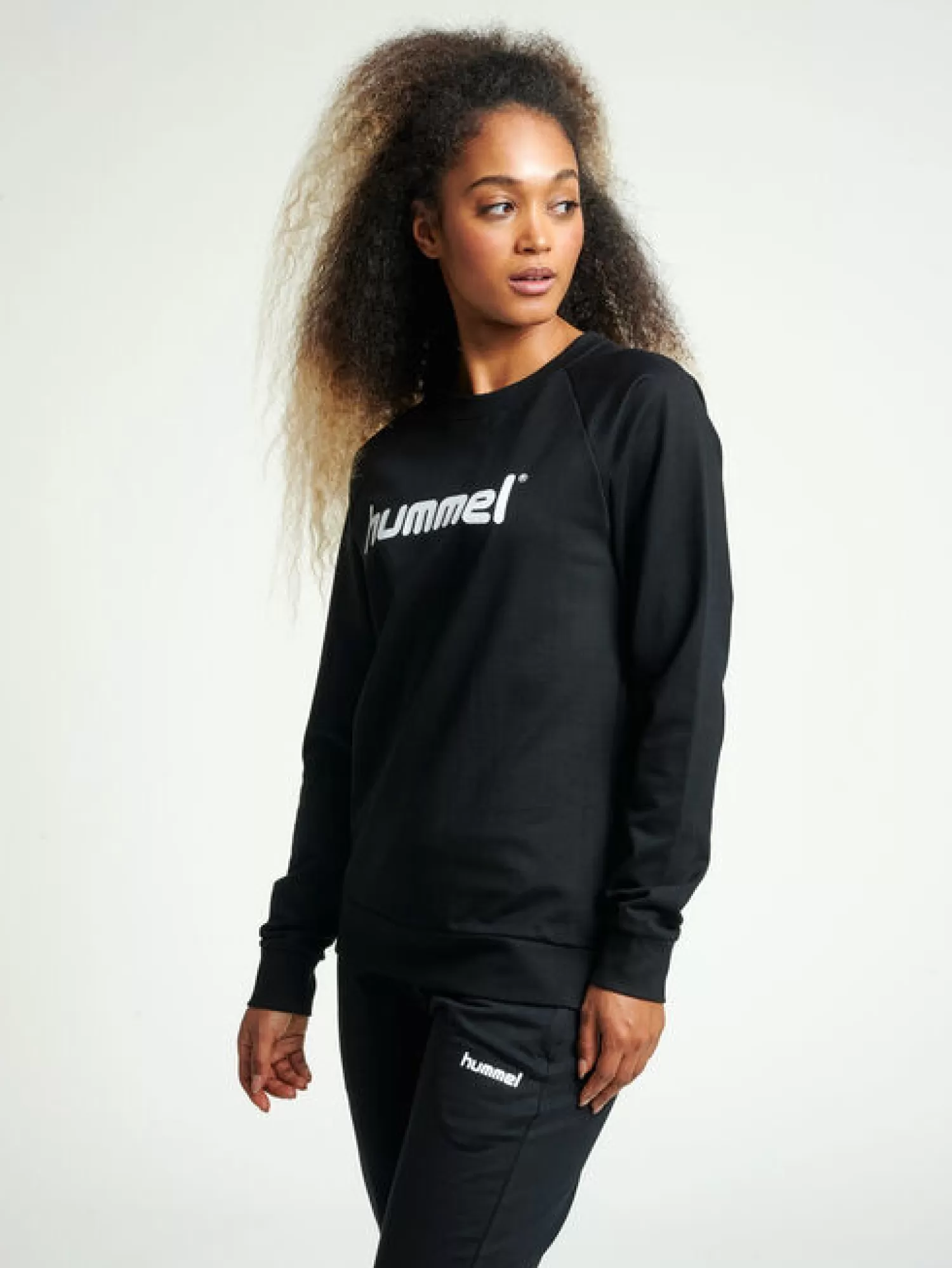 Hummel Hoodies and sweatshirts<HMLGO COTTON LOGO SWEATSHIRT WOMAN