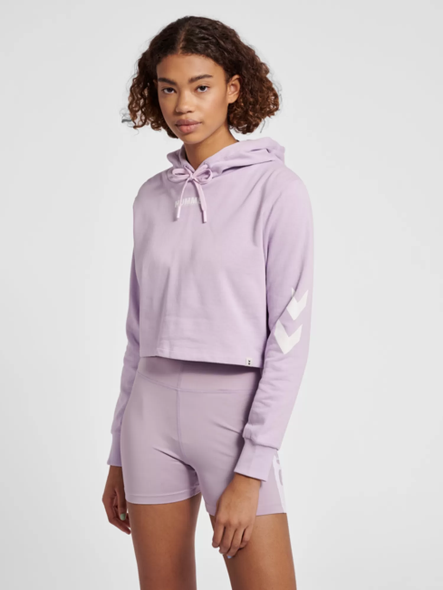 Hummel Hoodies and sweatshirts<hmlLEGACY WOMAN CROPPED HOODIE