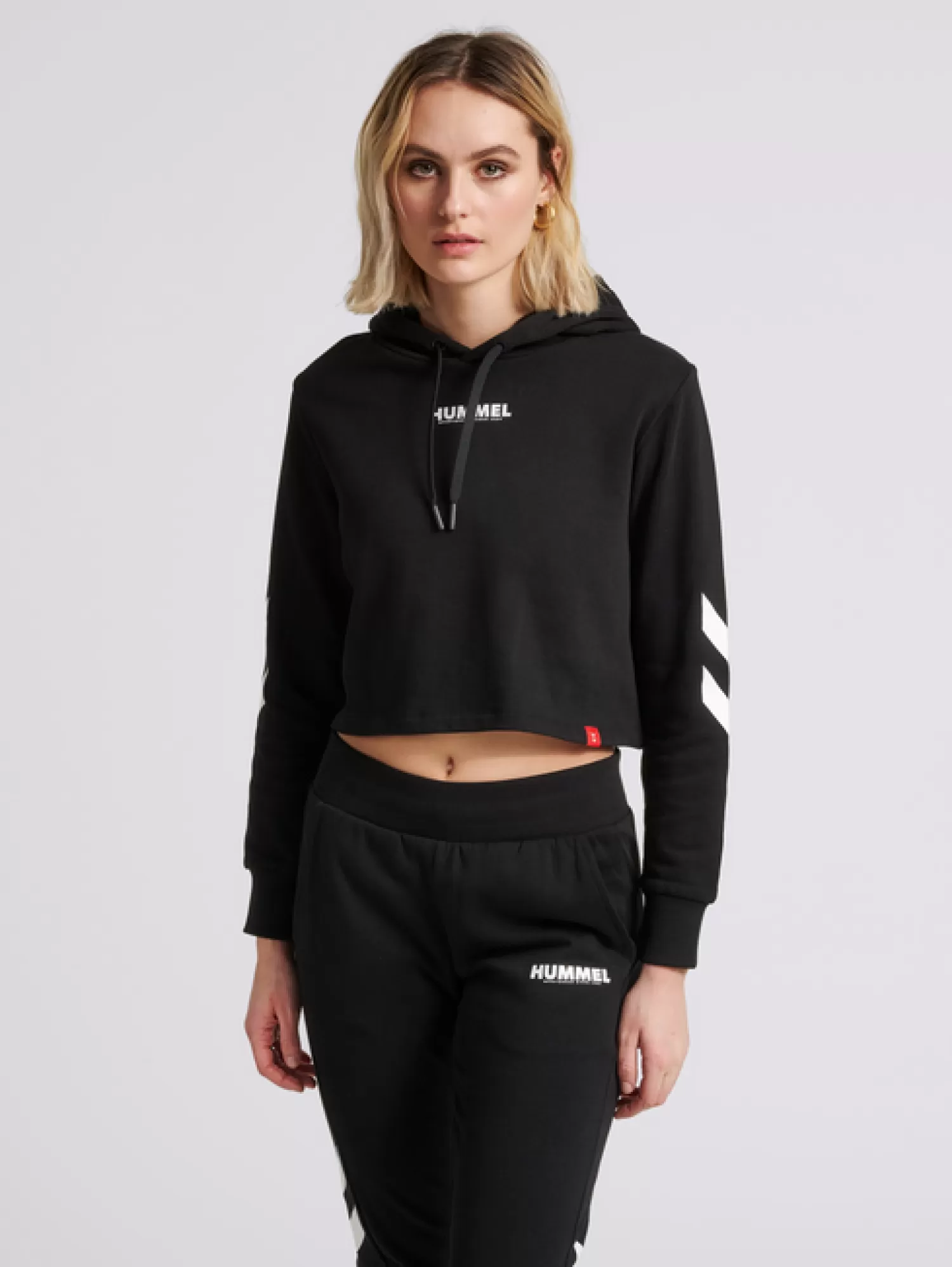 Hummel Hoodies and sweatshirts<hmlLEGACY WOMAN CROPPED HOODIE