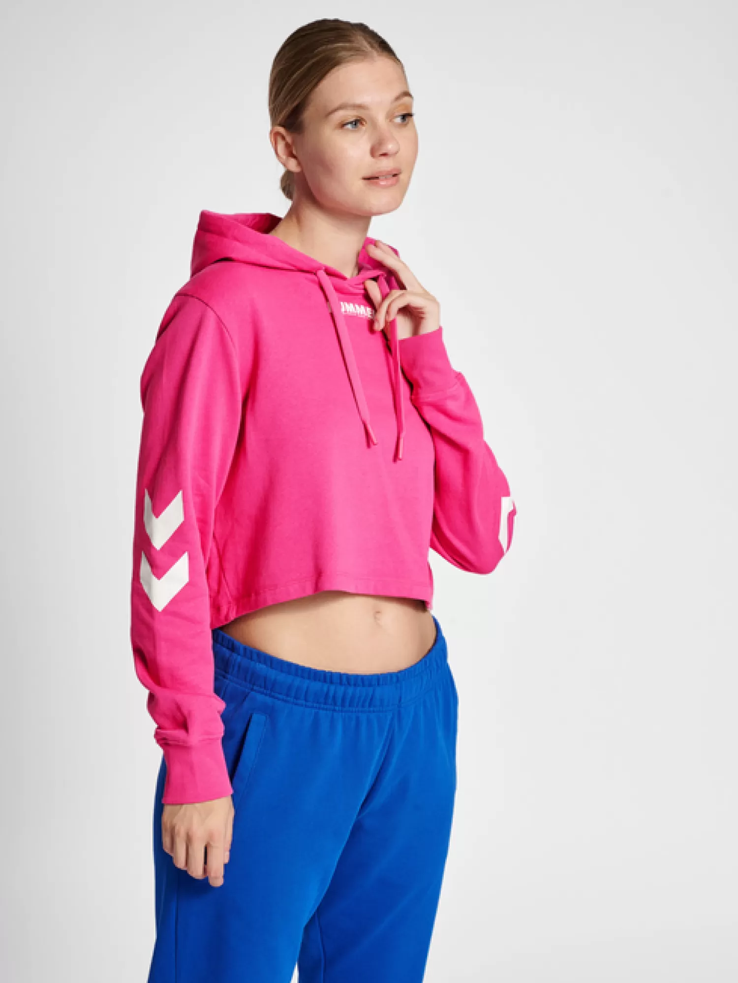 Hummel Hoodies and sweatshirts<hmlLEGACY WOMAN CROPPED HOODIE