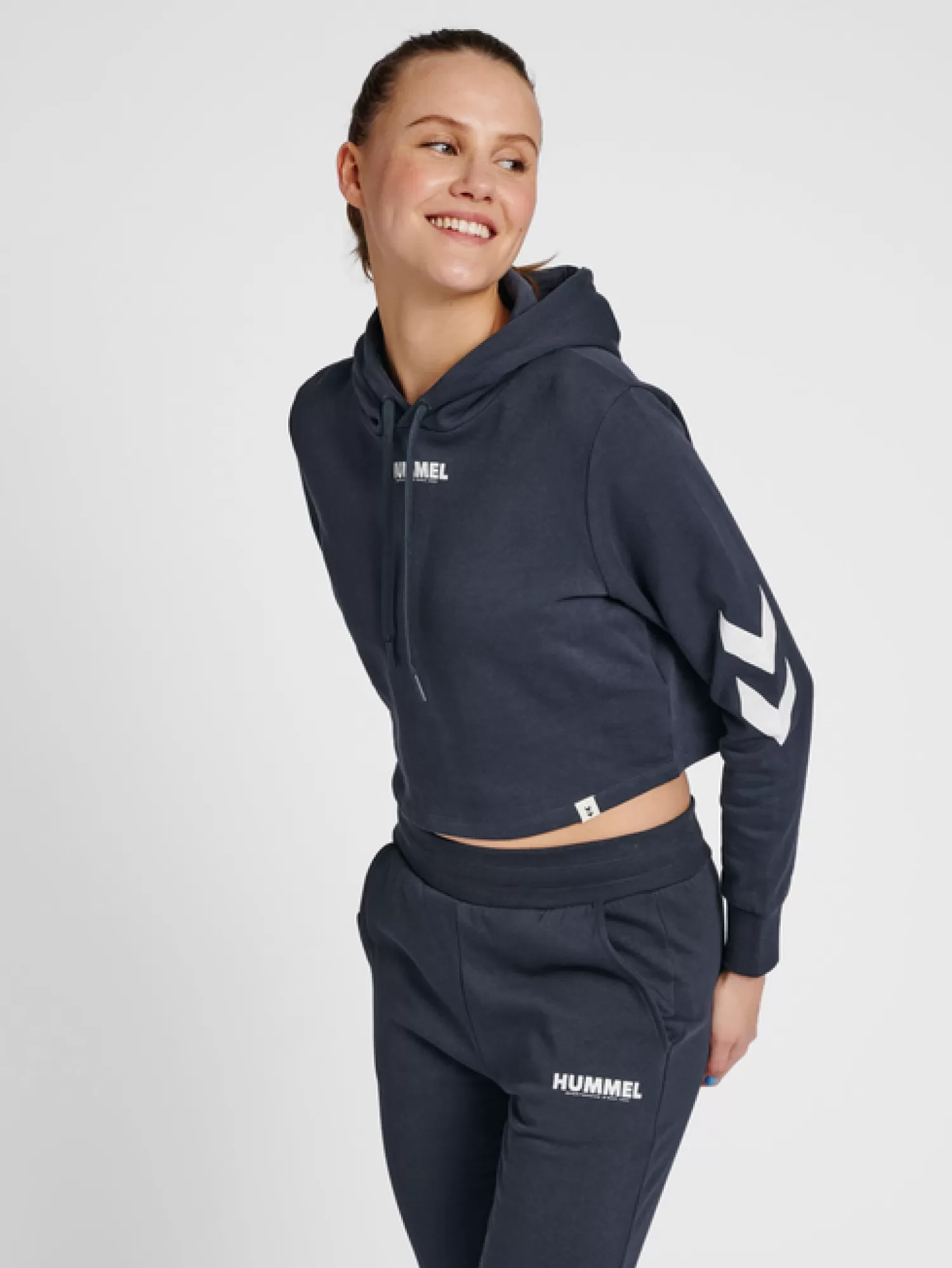 Hummel Hoodies and sweatshirts<hmlLEGACY WOMAN CROPPED HOODIE