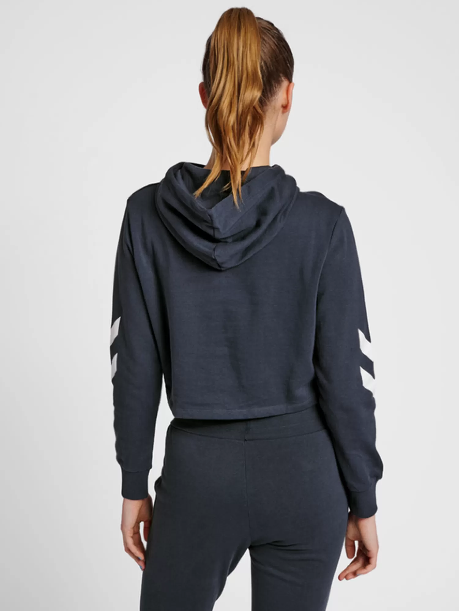 Hummel Hoodies and sweatshirts<hmlLEGACY WOMAN CROPPED HOODIE