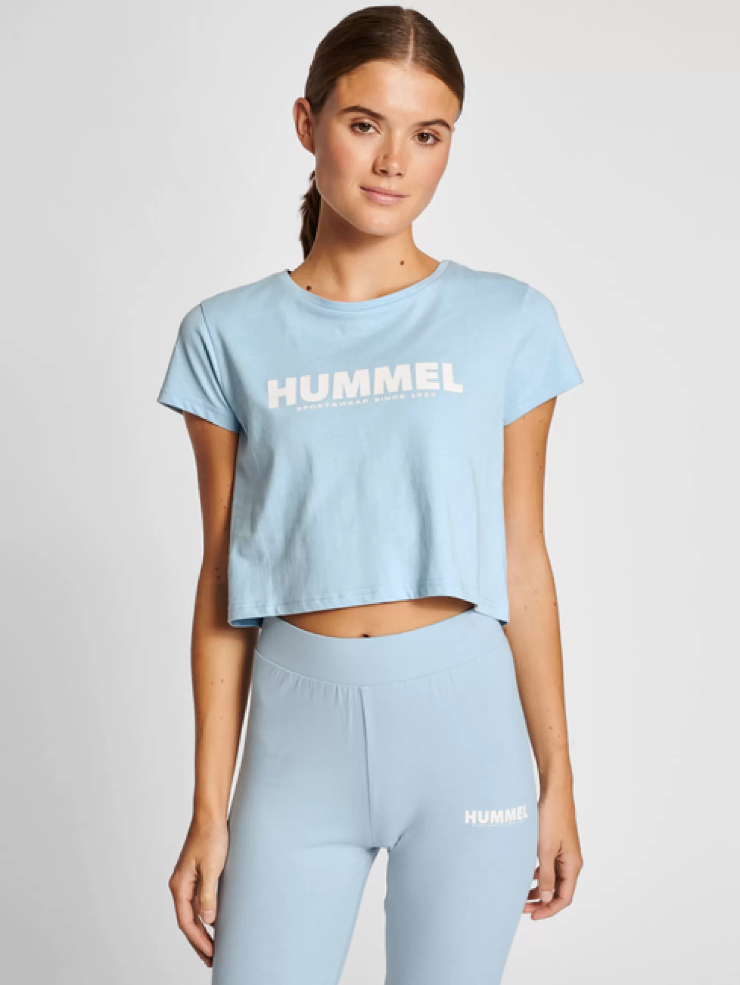 Hummel T-shirts<hmlLEGACY WOMAN CROPPED T-SHIRT