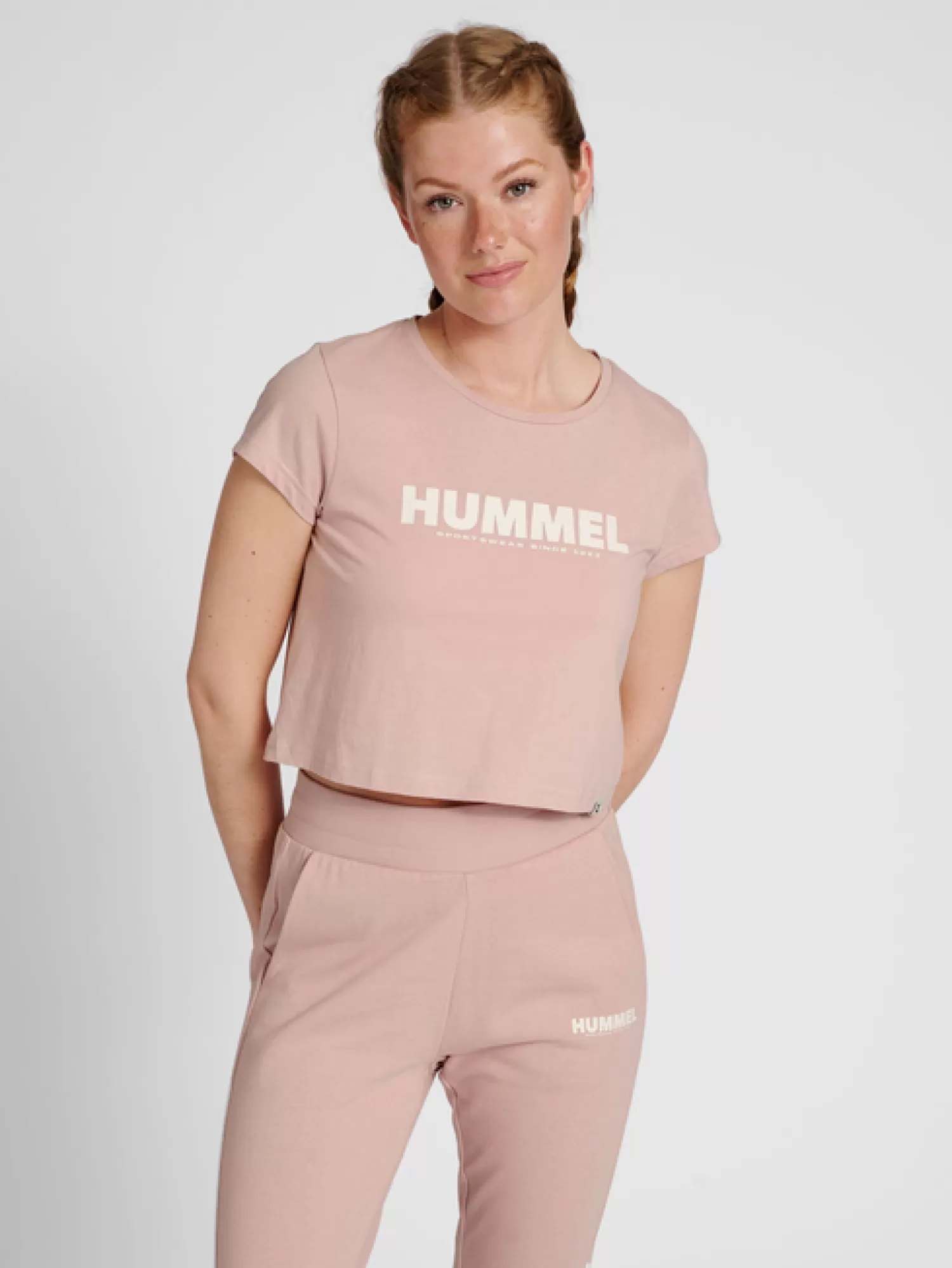 Hummel T-shirts<hmlLEGACY WOMAN CROPPED T-SHIRT