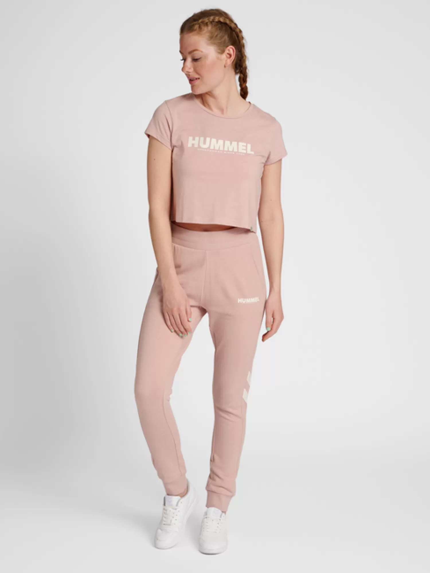 Hummel T-shirts<hmlLEGACY WOMAN CROPPED T-SHIRT