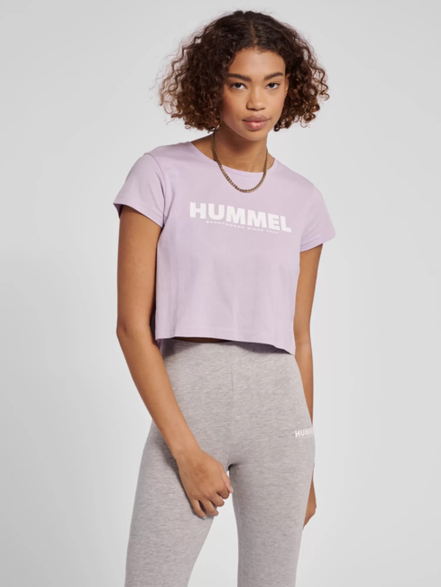 Hummel T-shirts<hmlLEGACY WOMAN CROPPED T-SHIRT