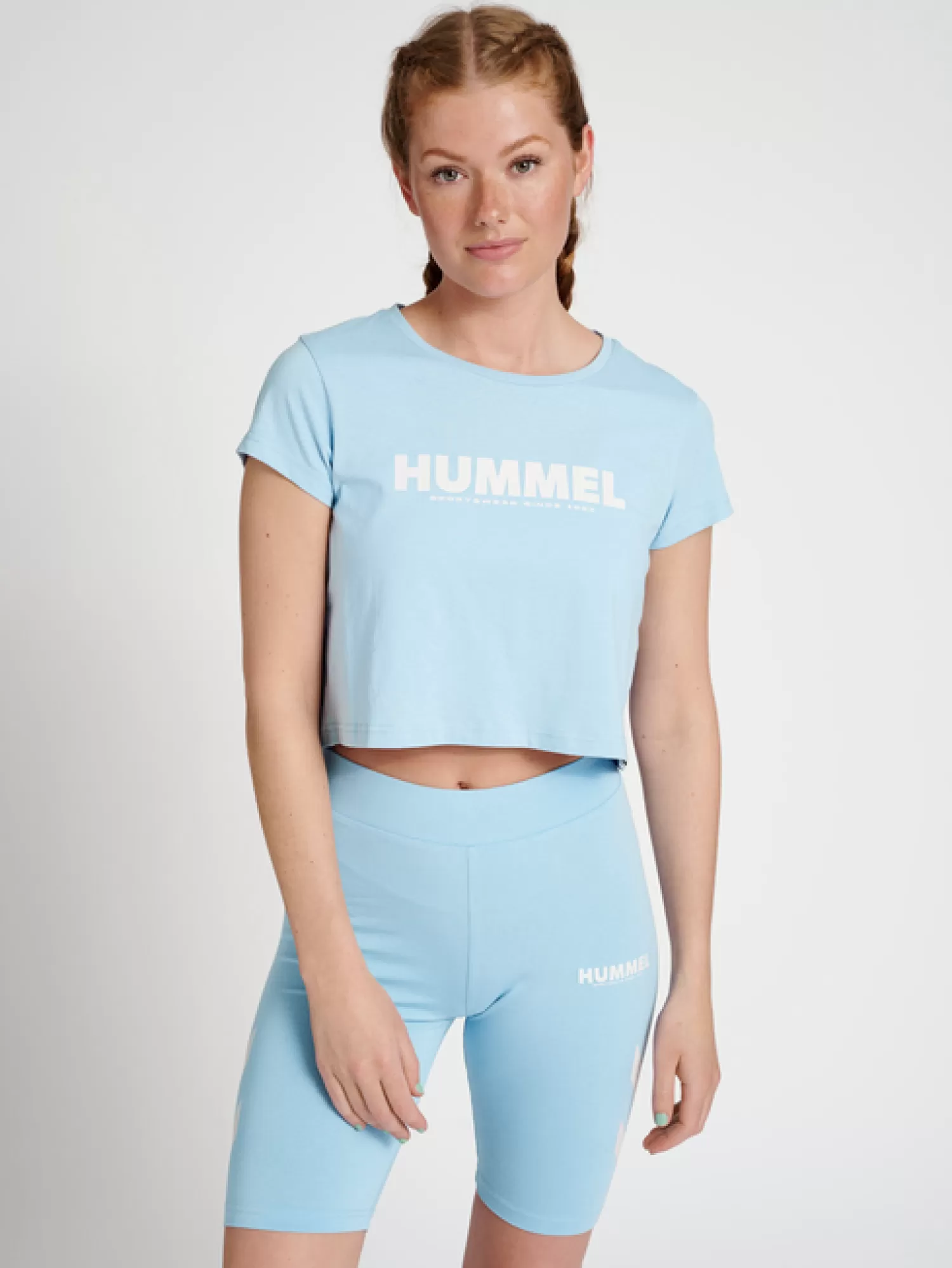 Hummel T-shirts<hmlLEGACY WOMAN CROPPED T-SHIRT