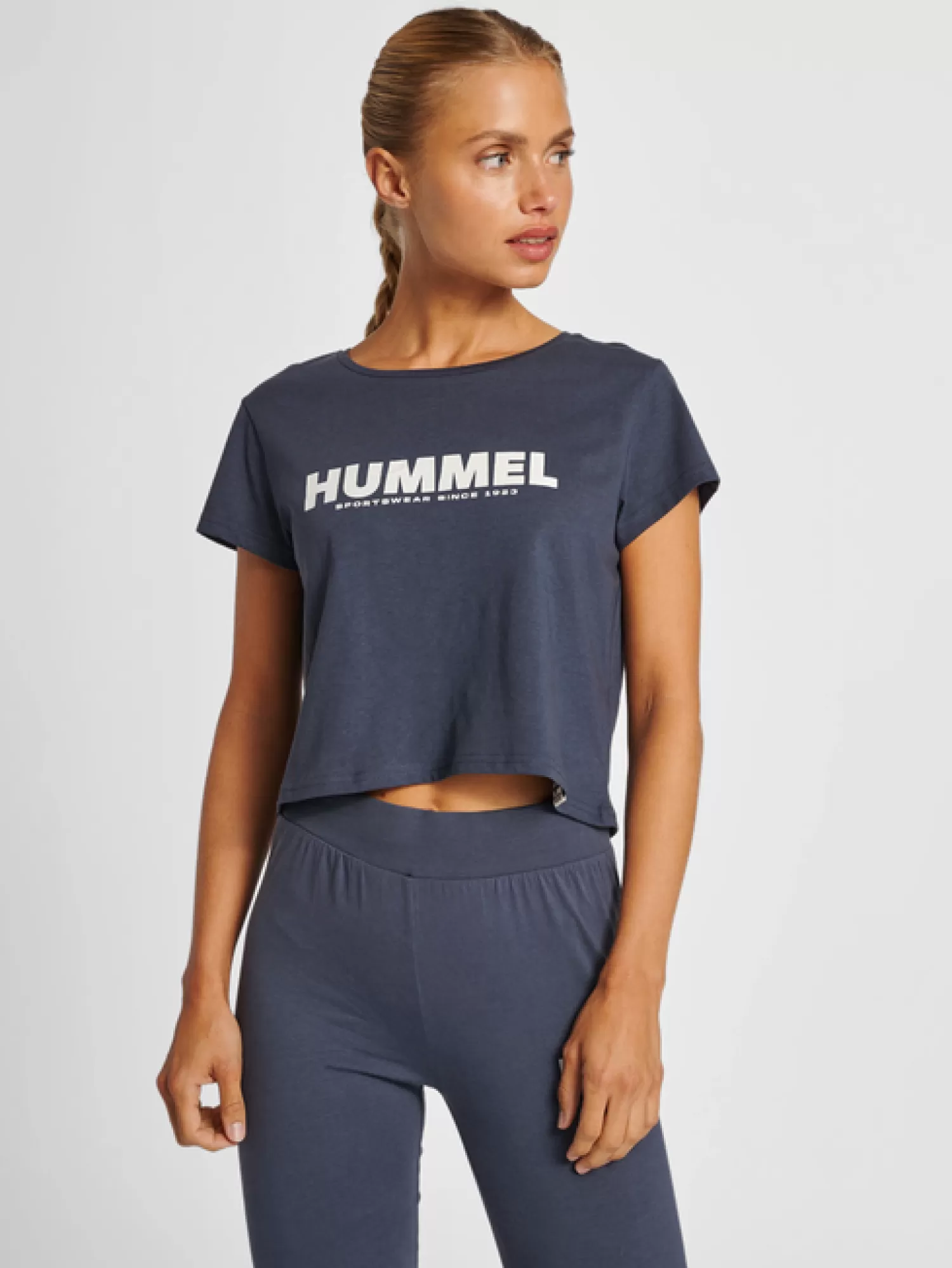 Hummel T-shirts<hmlLEGACY WOMAN CROPPED T-SHIRT