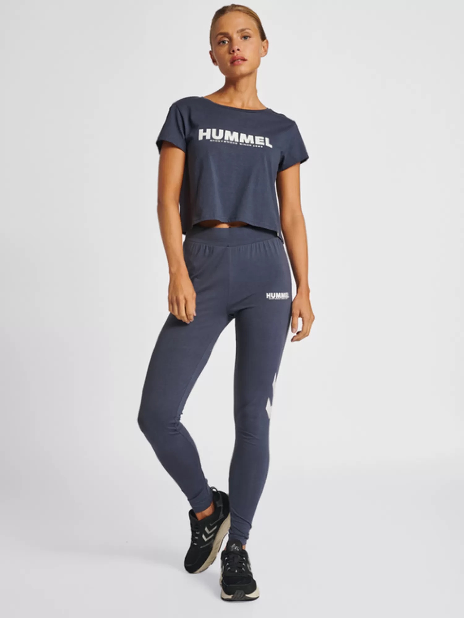 Hummel T-shirts<hmlLEGACY WOMAN CROPPED T-SHIRT