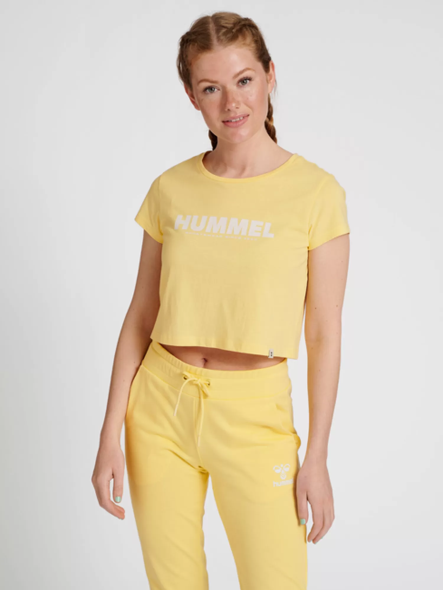 Hummel T-shirts<hmlLEGACY WOMAN CROPPED T-SHIRT