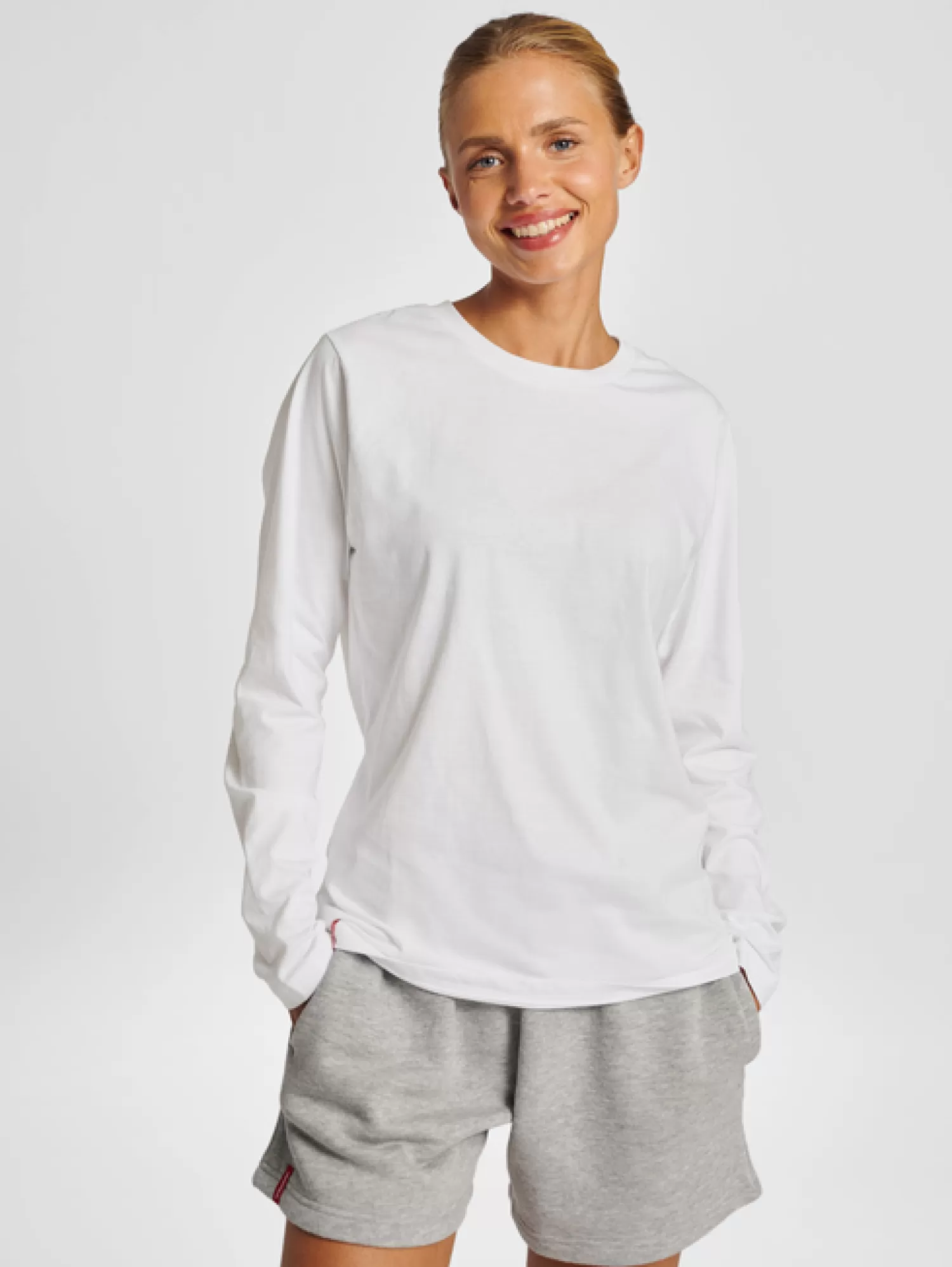 Hummel T-shirts<hmlRED BASIC T-SHIRT L/S WOMAN