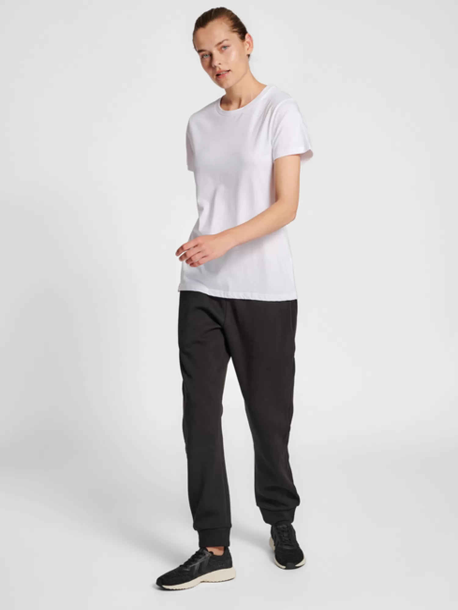 Hummel T-shirts<hmlRED BASIC T-SHIRT S/S WOMAN