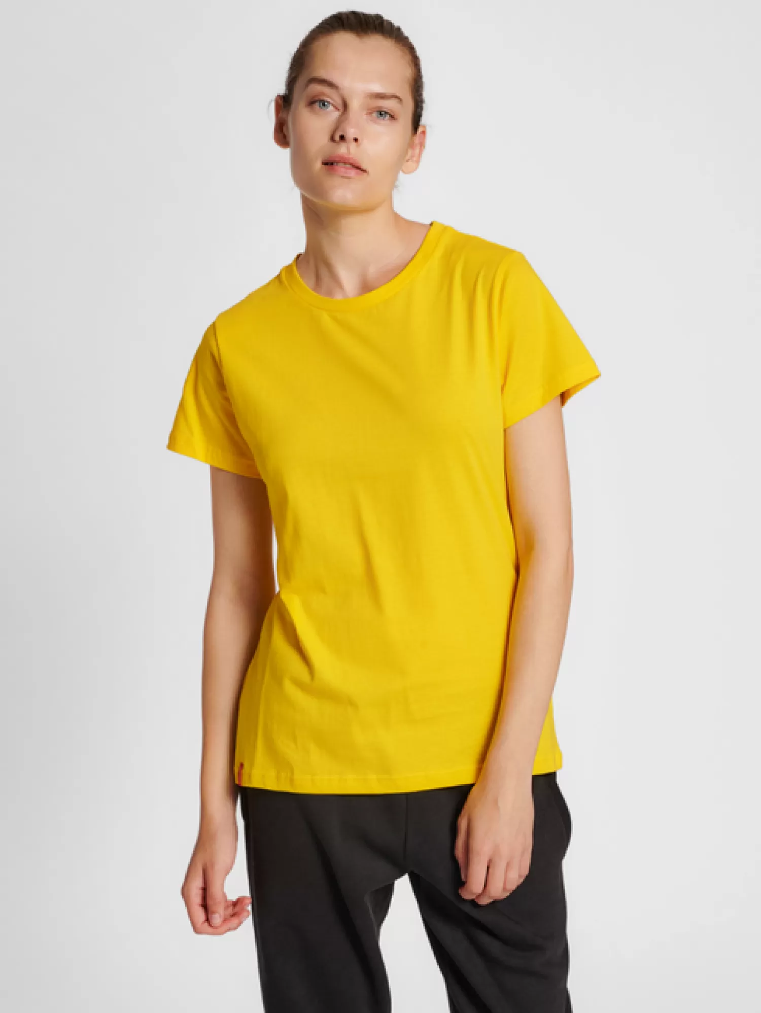 Hummel T-shirts<hmlRED BASIC T-SHIRT S/S WOMAN