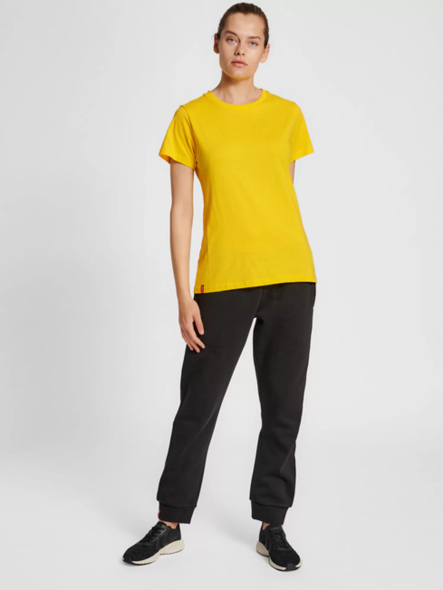 Hummel T-shirts<hmlRED BASIC T-SHIRT S/S WOMAN