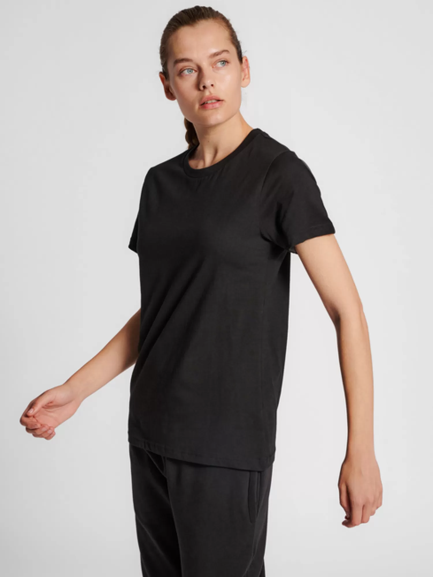 Hummel T-shirts<hmlRED BASIC T-SHIRT S/S WOMAN