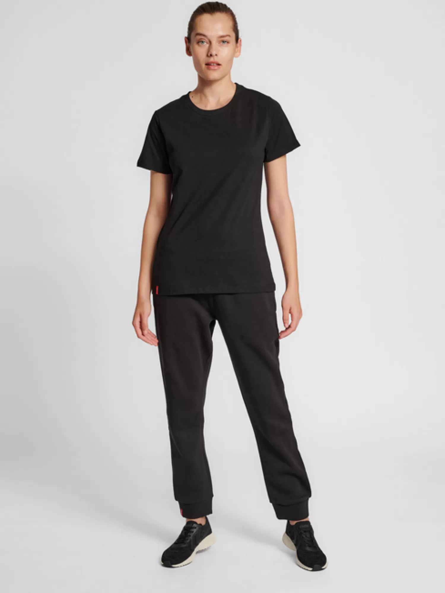 Hummel T-shirts<hmlRED BASIC T-SHIRT S/S WOMAN