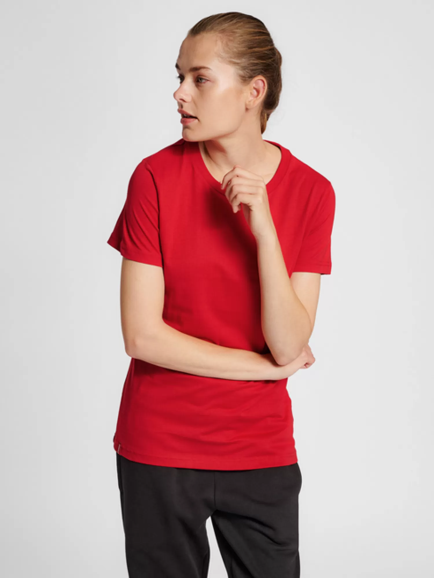 Hummel T-shirts<hmlRED BASIC T-SHIRT S/S WOMAN