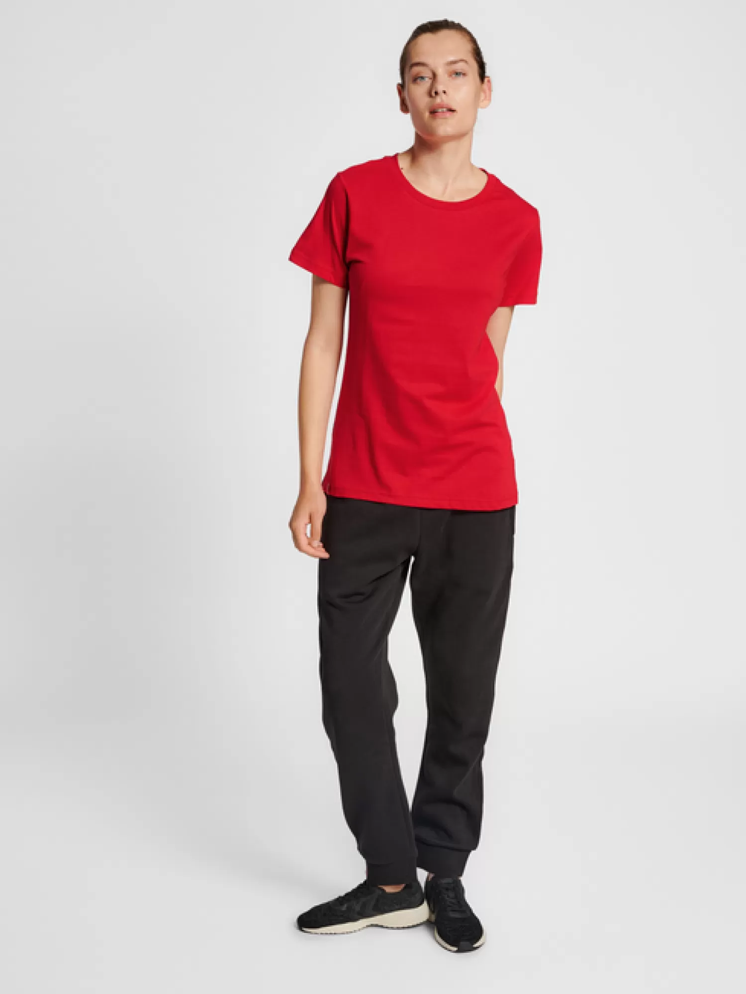 Hummel T-shirts<hmlRED BASIC T-SHIRT S/S WOMAN