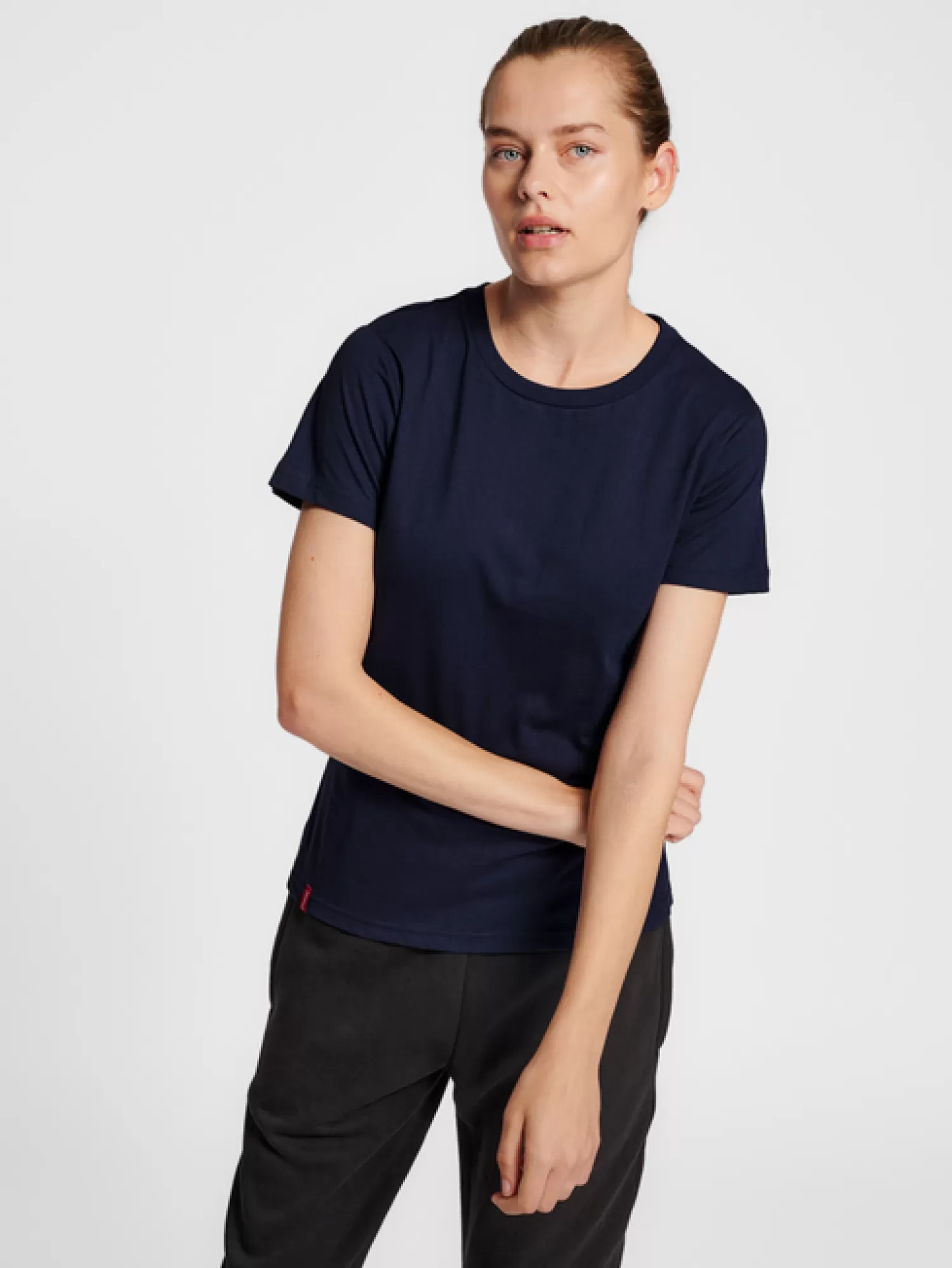 Hummel T-shirts<hmlRED BASIC T-SHIRT S/S WOMAN