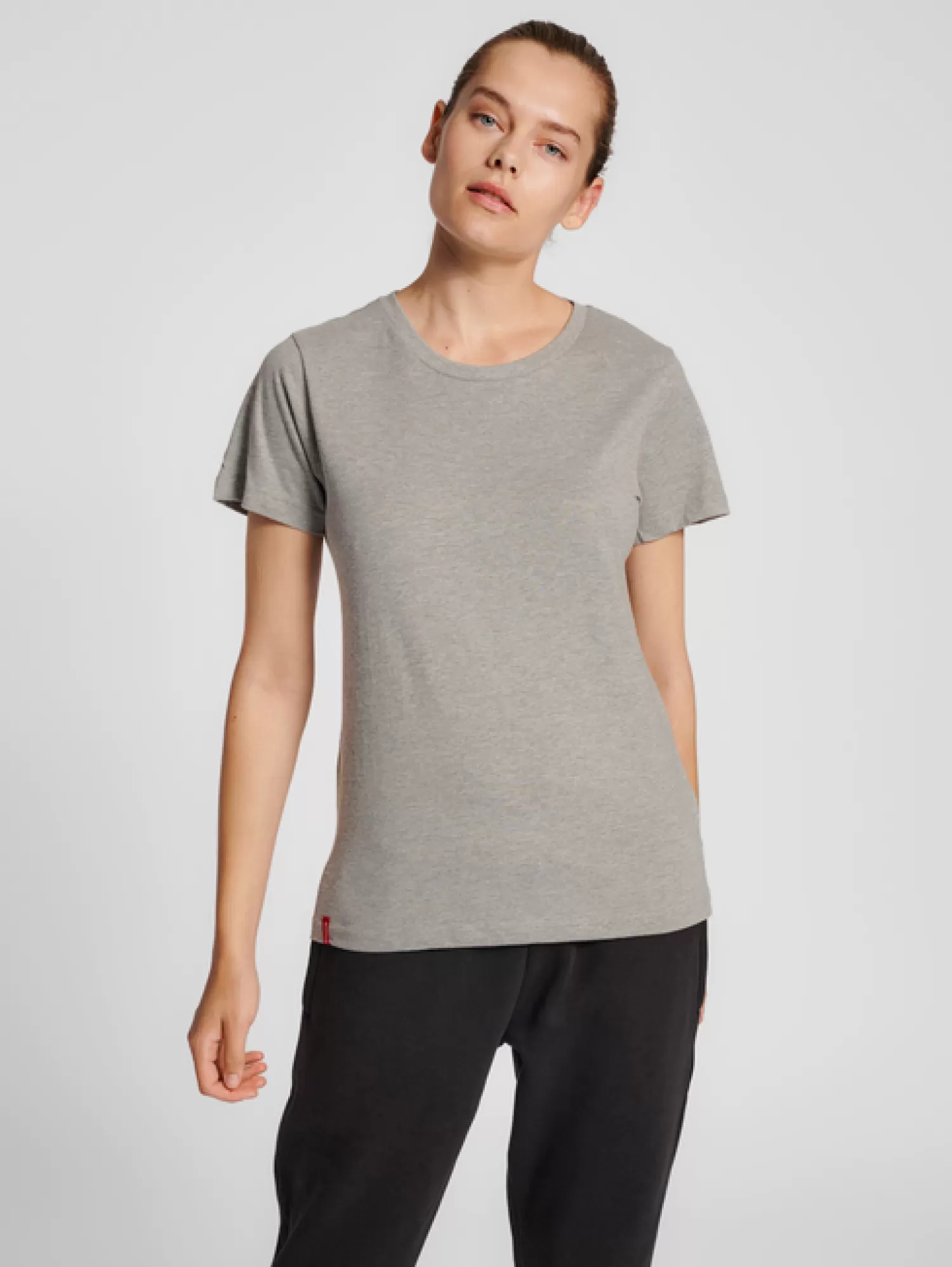 Hummel T-shirts<hmlRED BASIC T-SHIRT S/S WOMAN