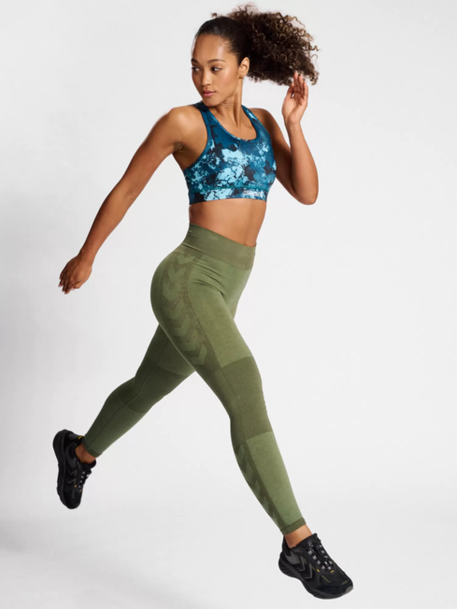 Hummel Sports bras | Yoga<hmlTE DIGI SANDSTORM AOP SPORTS BRA