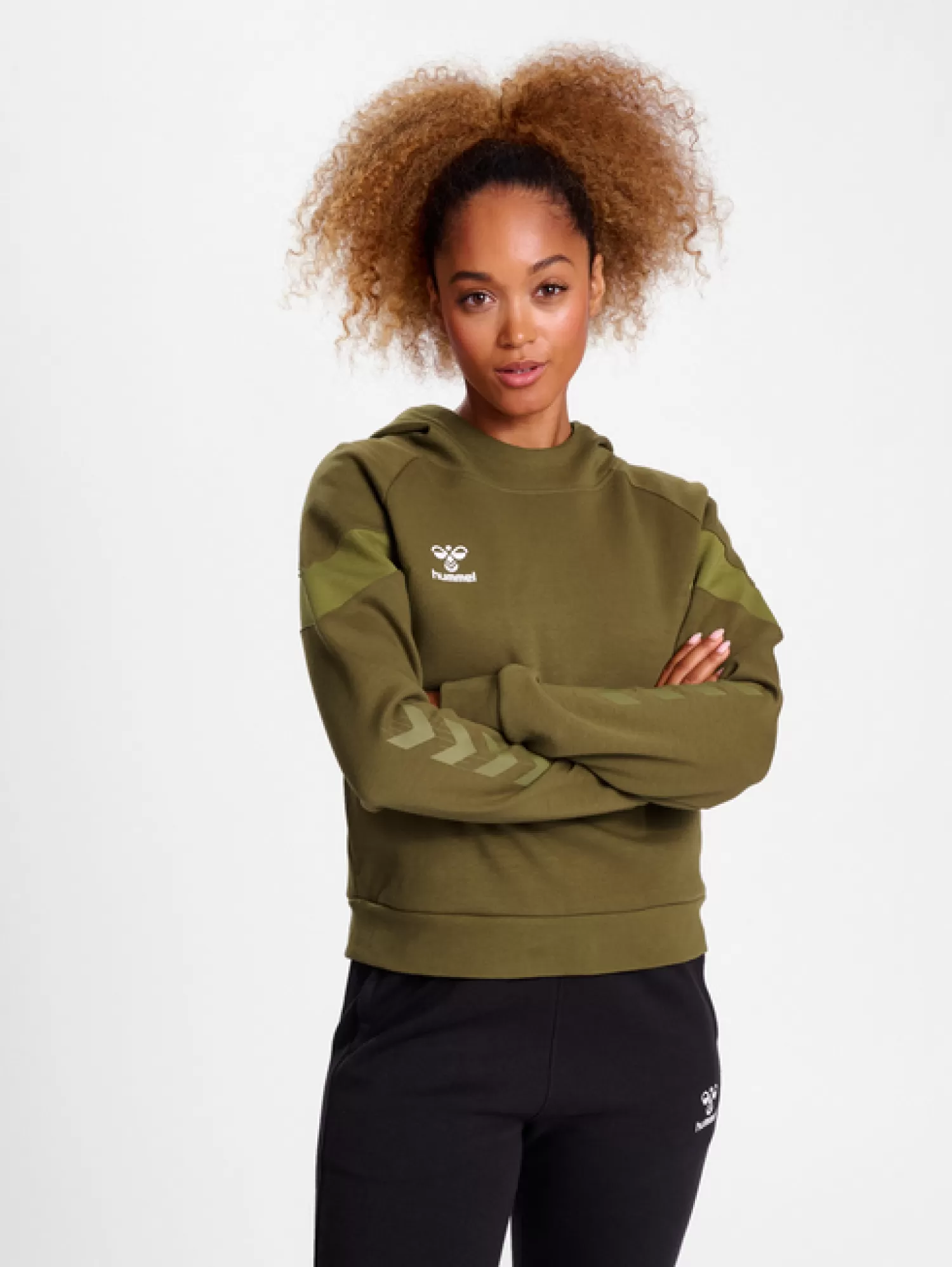 Hummel Hoodies and sweatshirts<hmlTRAVEL SWEAT HOODIE WOMAN