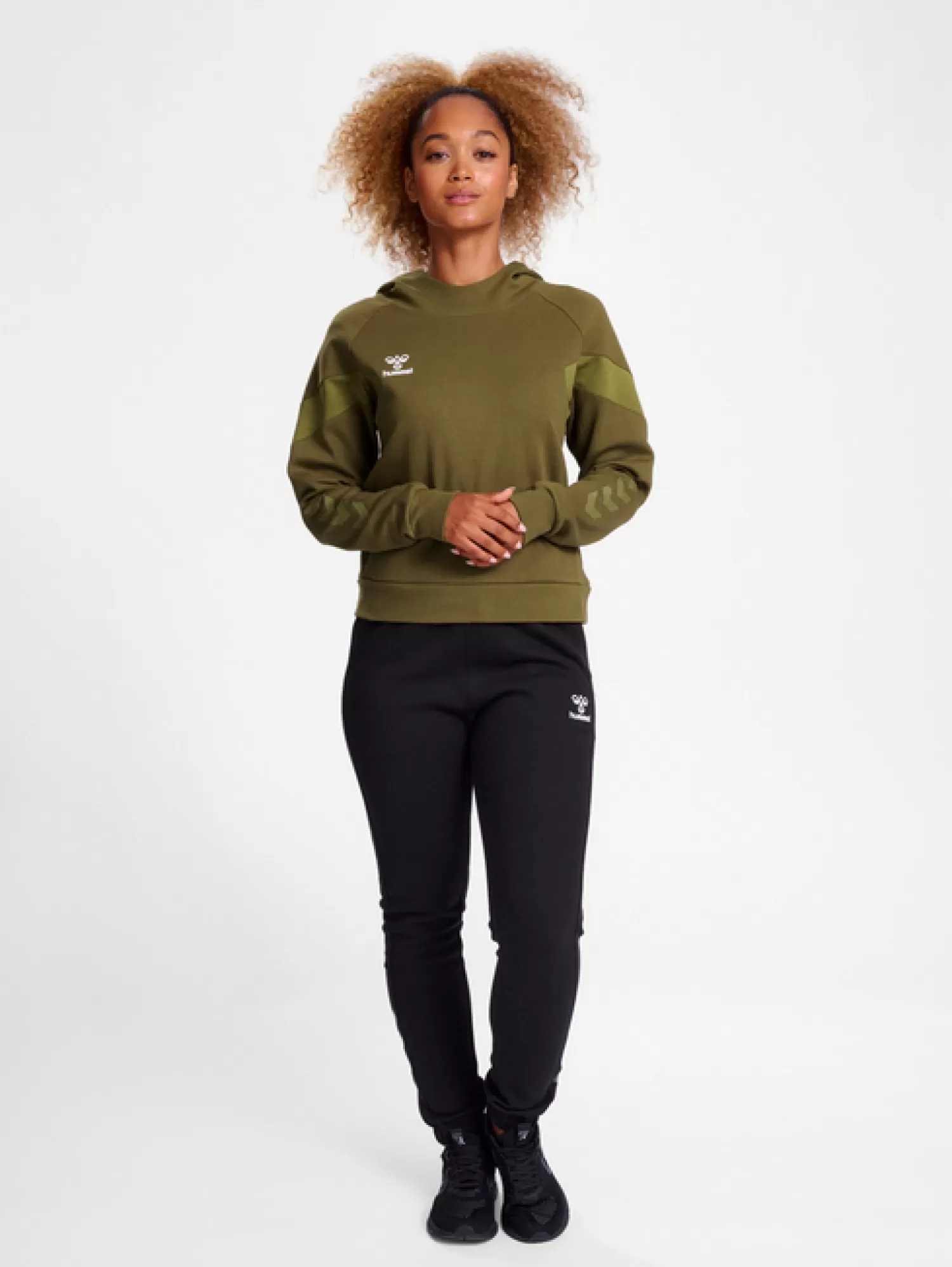 Hummel Hoodies and sweatshirts<hmlTRAVEL SWEAT HOODIE WOMAN