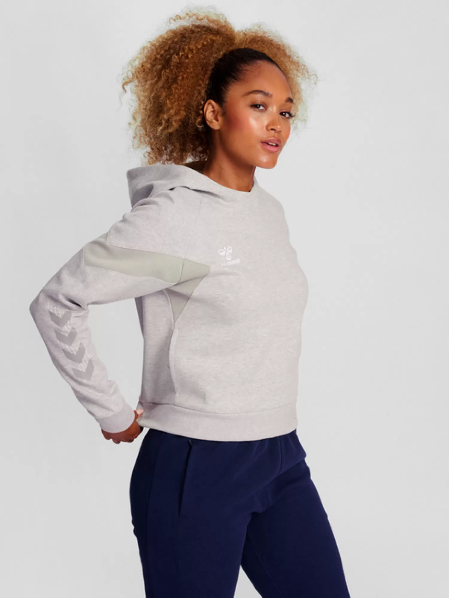 Hummel Hoodies and sweatshirts<hmlTRAVEL SWEAT HOODIE WOMAN