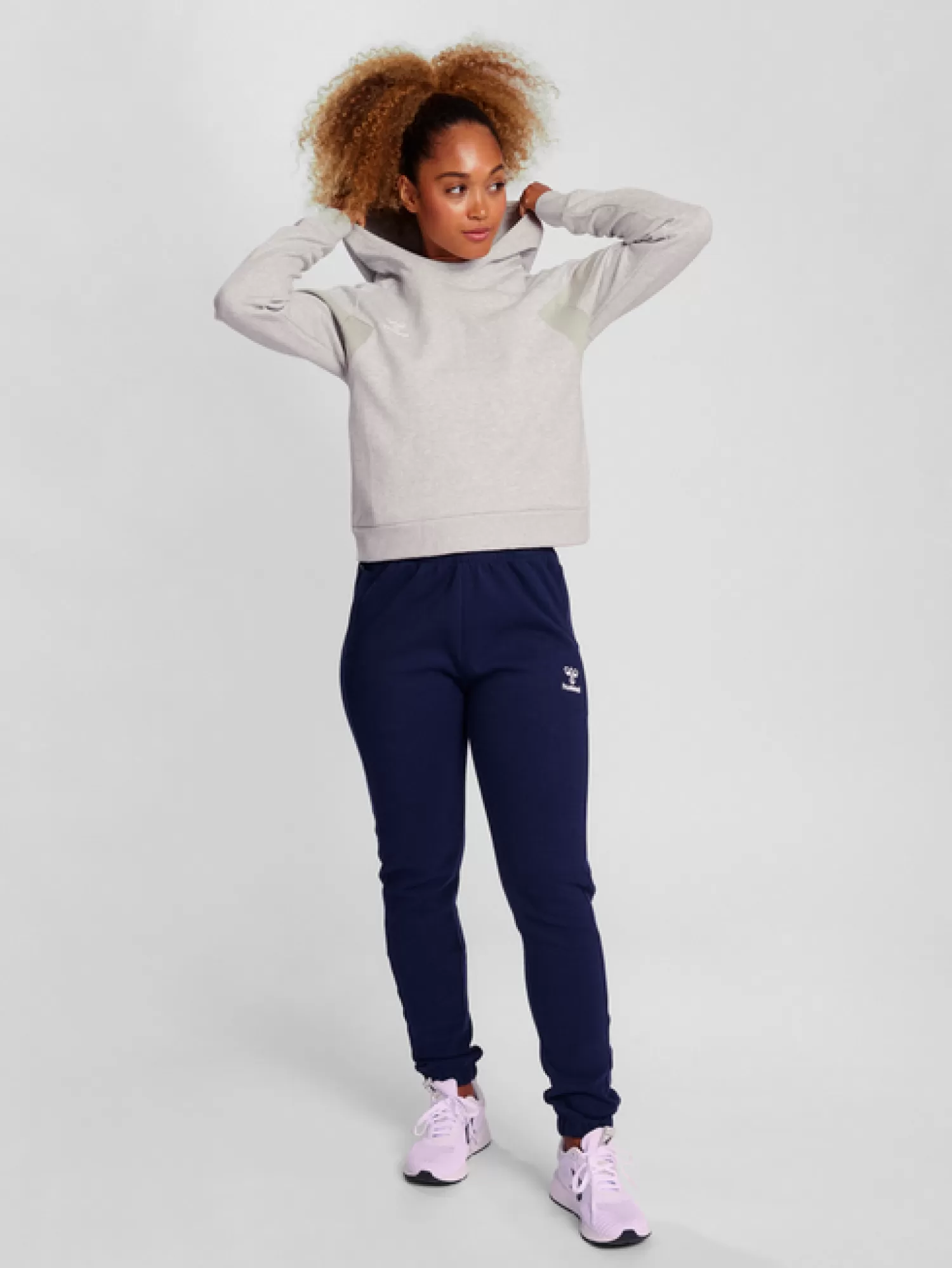 Hummel Hoodies and sweatshirts<hmlTRAVEL SWEAT HOODIE WOMAN