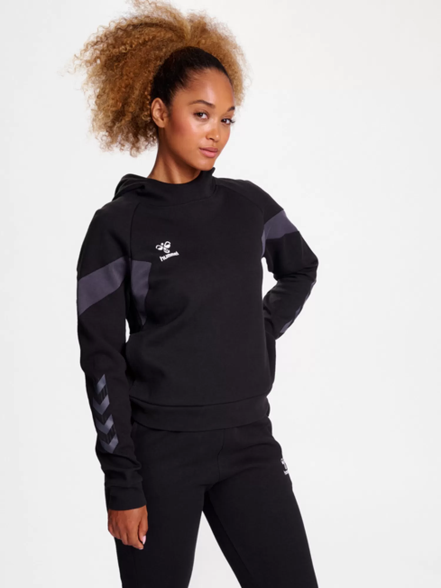 Hummel Hoodies and sweatshirts<hmlTRAVEL SWEAT HOODIE WOMAN