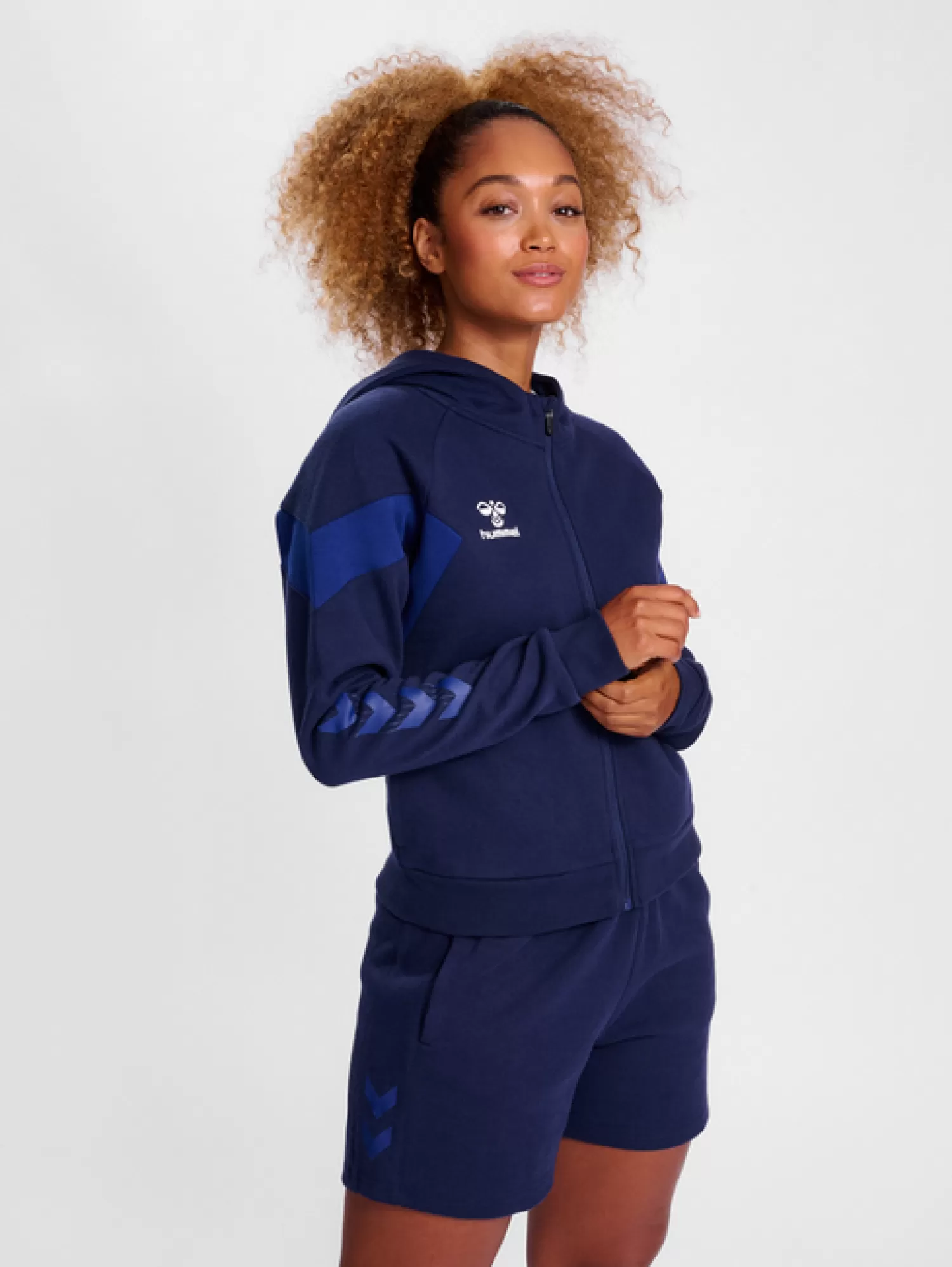 Hummel Hoodies and sweatshirts<hmlTRAVEL ZIP HOODIE WOMAN