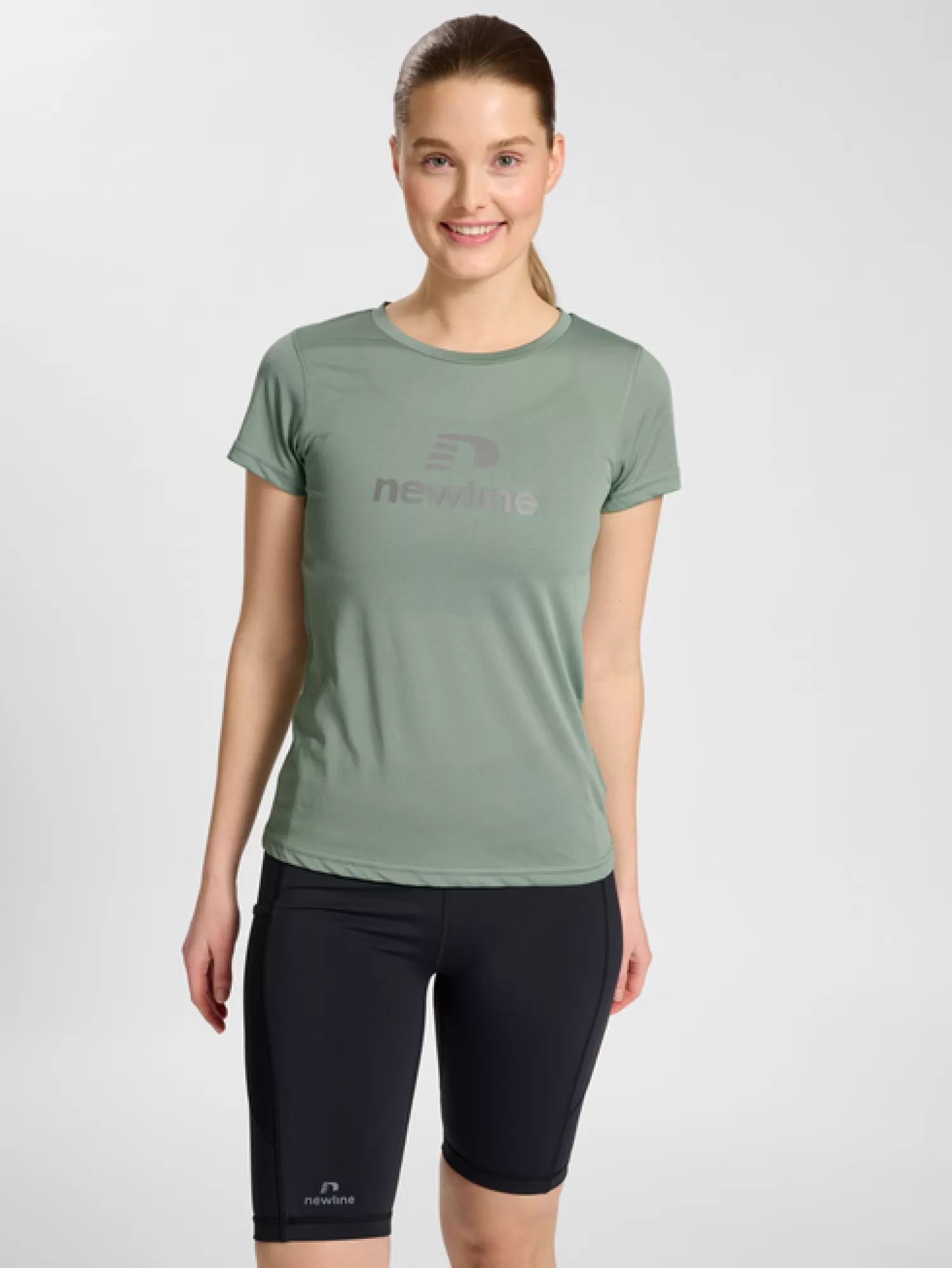 Hummel T-shirts and tops<nwlHENDERSON T-SHIRT S/S WOMAN